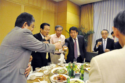 内モンゴル人自治区人民対外友好協任佩秘書長（右から二人目）と乾杯＝シャングリラホテルフフホト